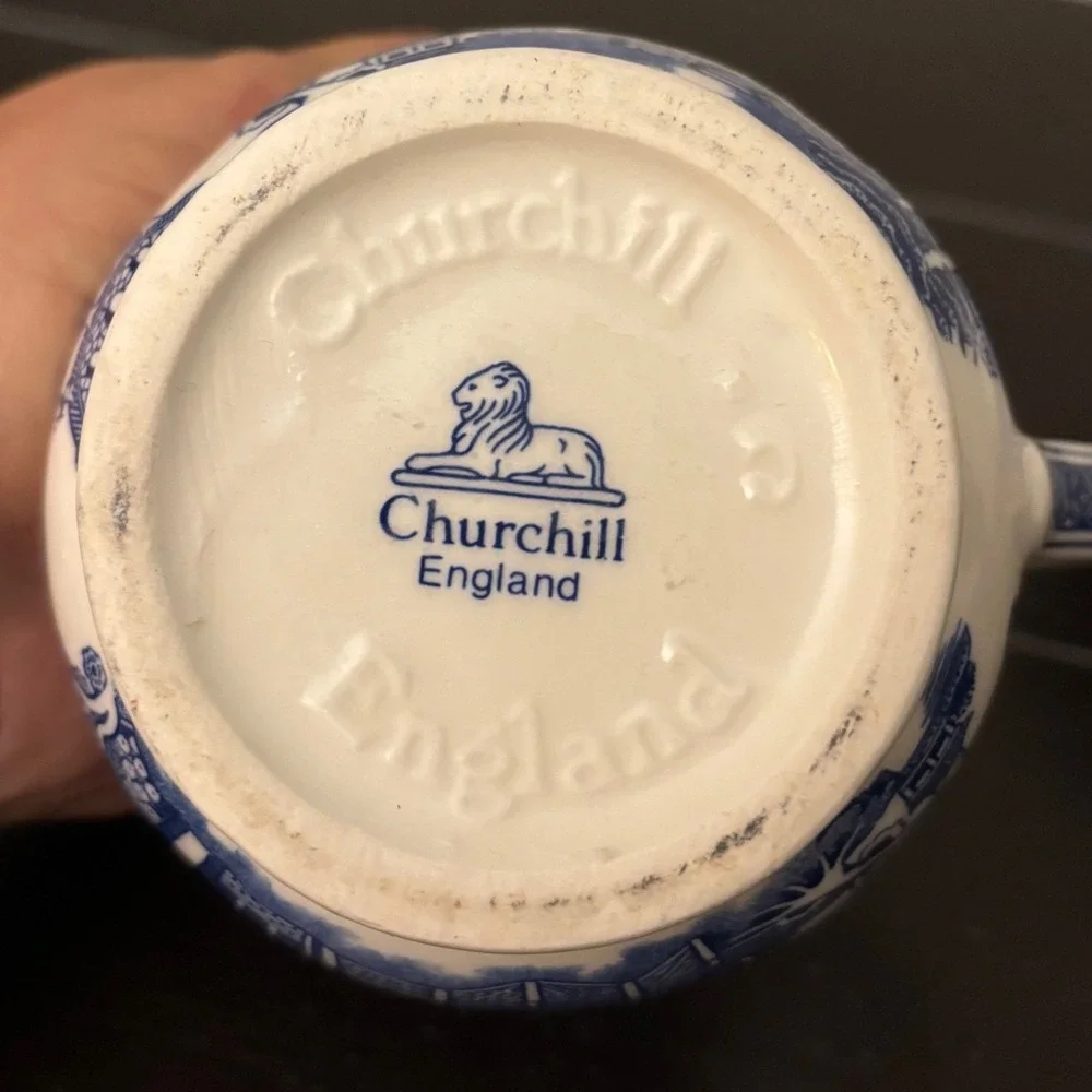 Churchill England | Blue Willow | Creamer & Lidded Sugar Bowl Set | small flaw